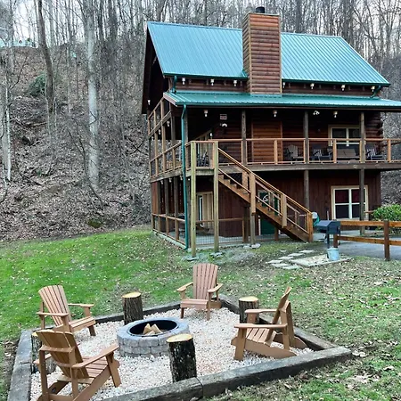 Stairway To Heaven - 3 Master Suite, Location, Privacy, Firepit